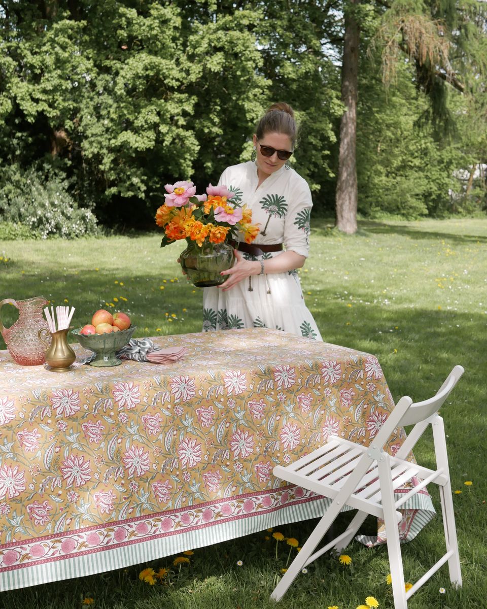 Willkommen im Mai: Frühlingtafeln mit Dahlien Tischdecke