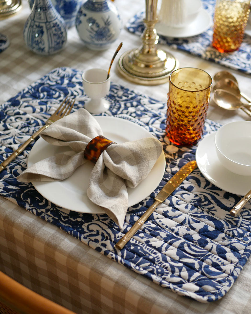 Tischsets in blau und weiß für den gedeckten Tisch
