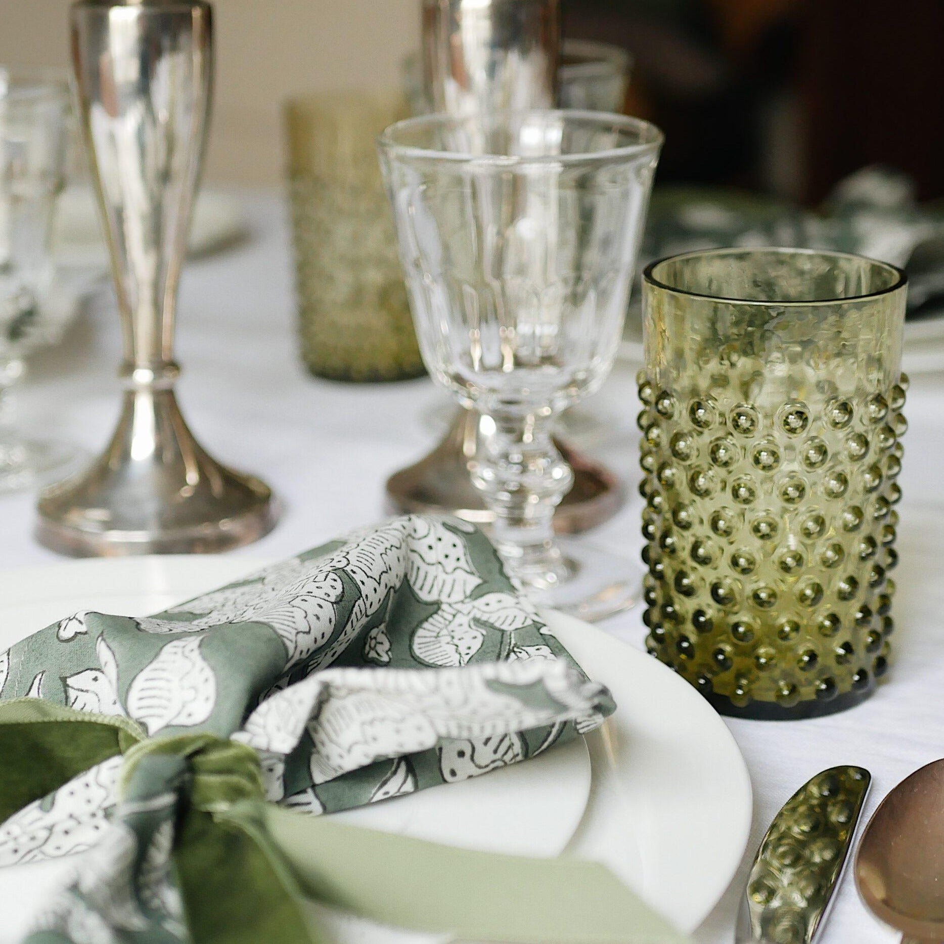 Wasserglas mit Noppen Olivgruen