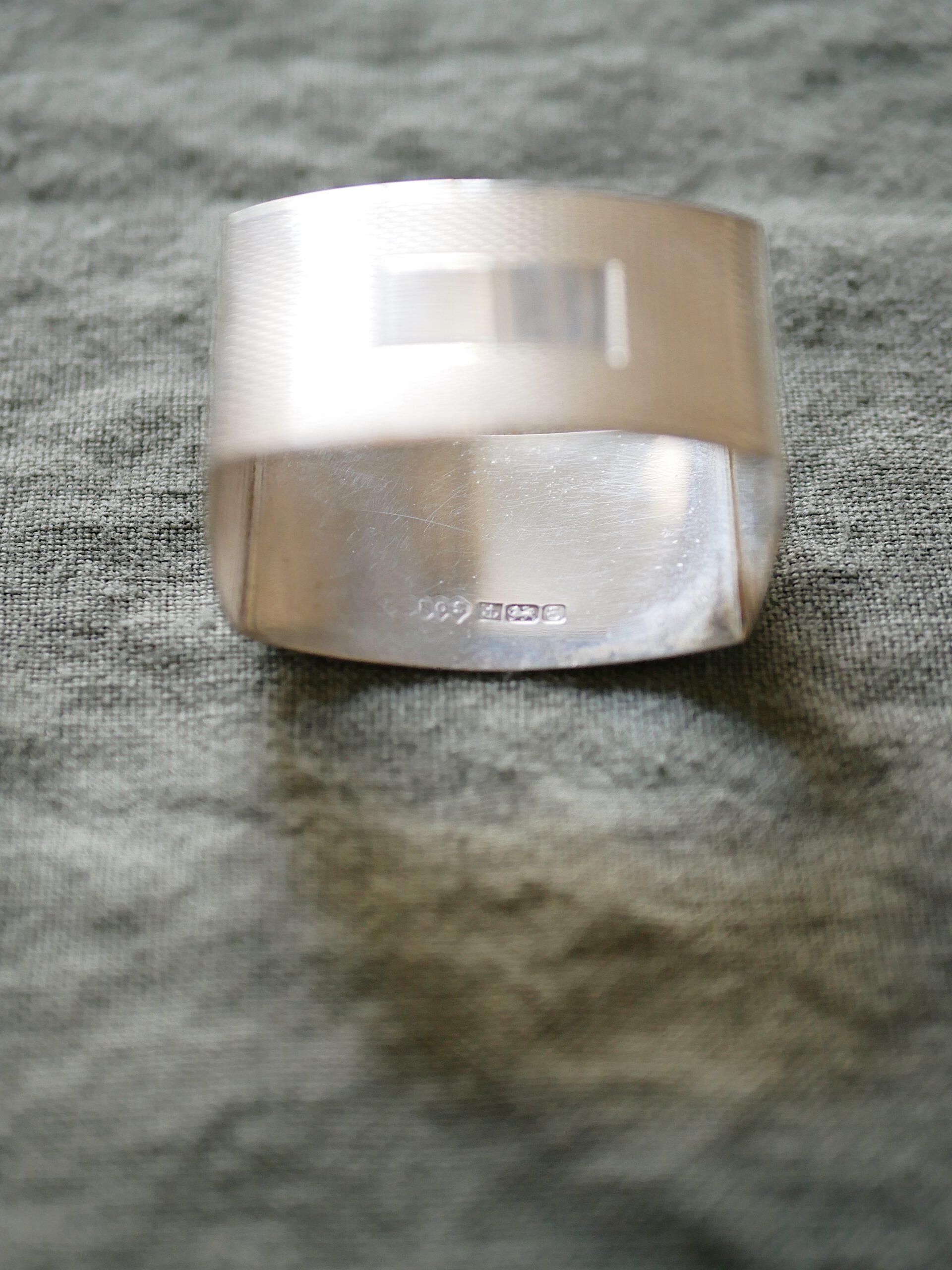 Markanter rechteckiger Serviettenring in Sterlingsilber - antik aus England