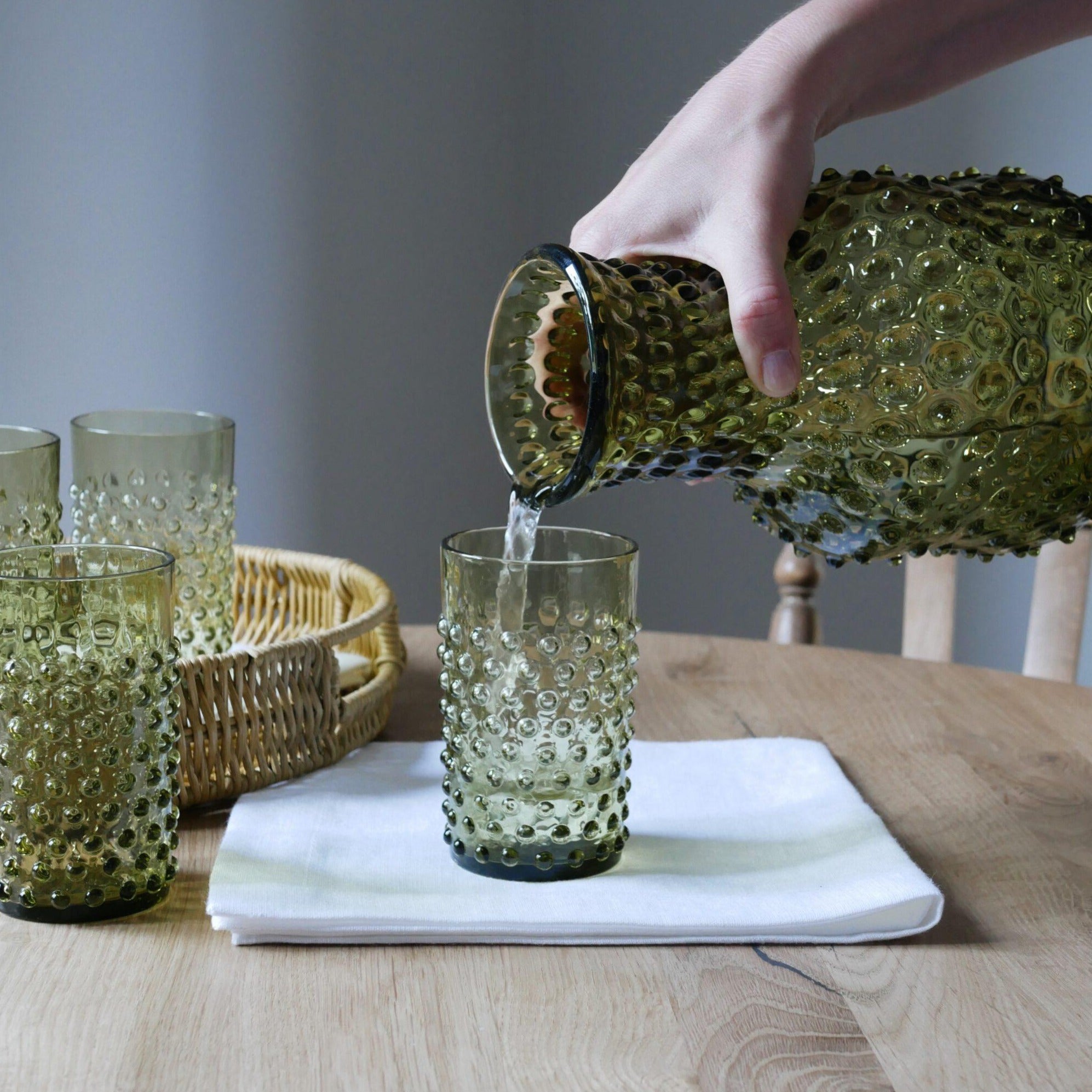 Wasserglas mit Noppen Olivgruen