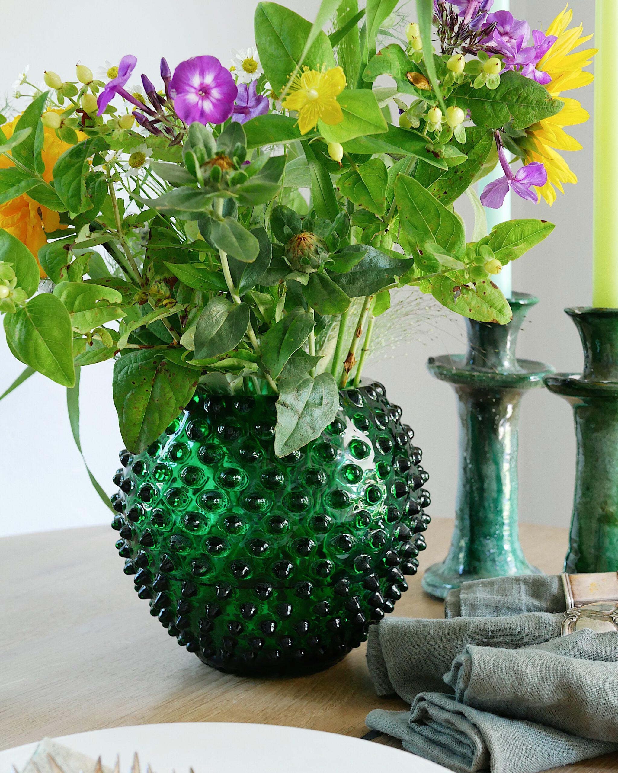 Vase mit Noppen in Smaragdgrün