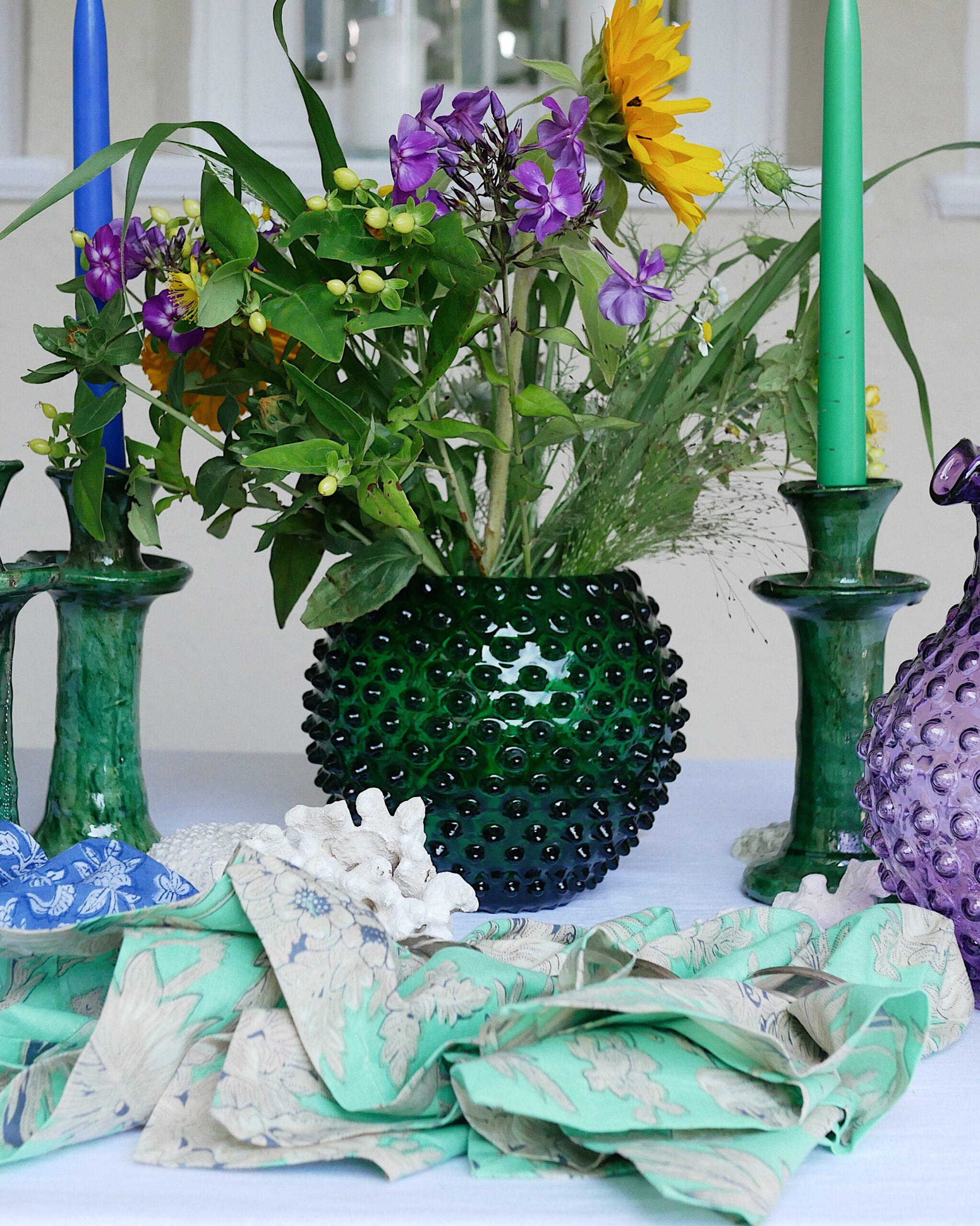 Vase mit Noppen in Smaragdgrün