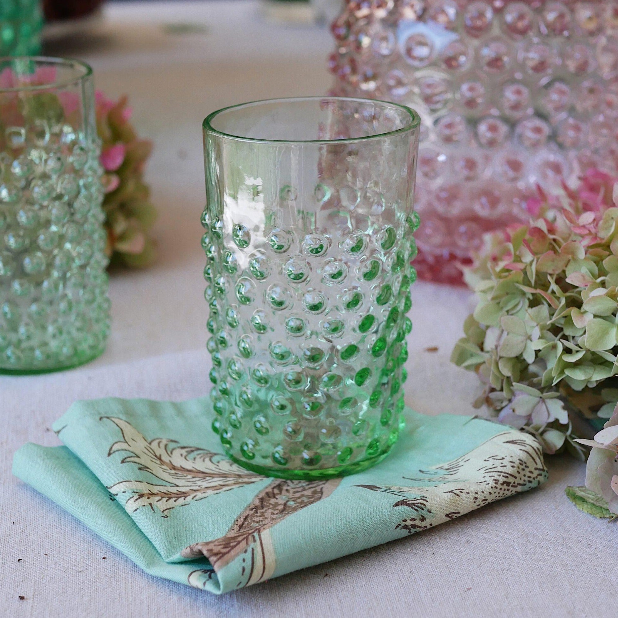 Wasserglas mit Noppen Limettengruen