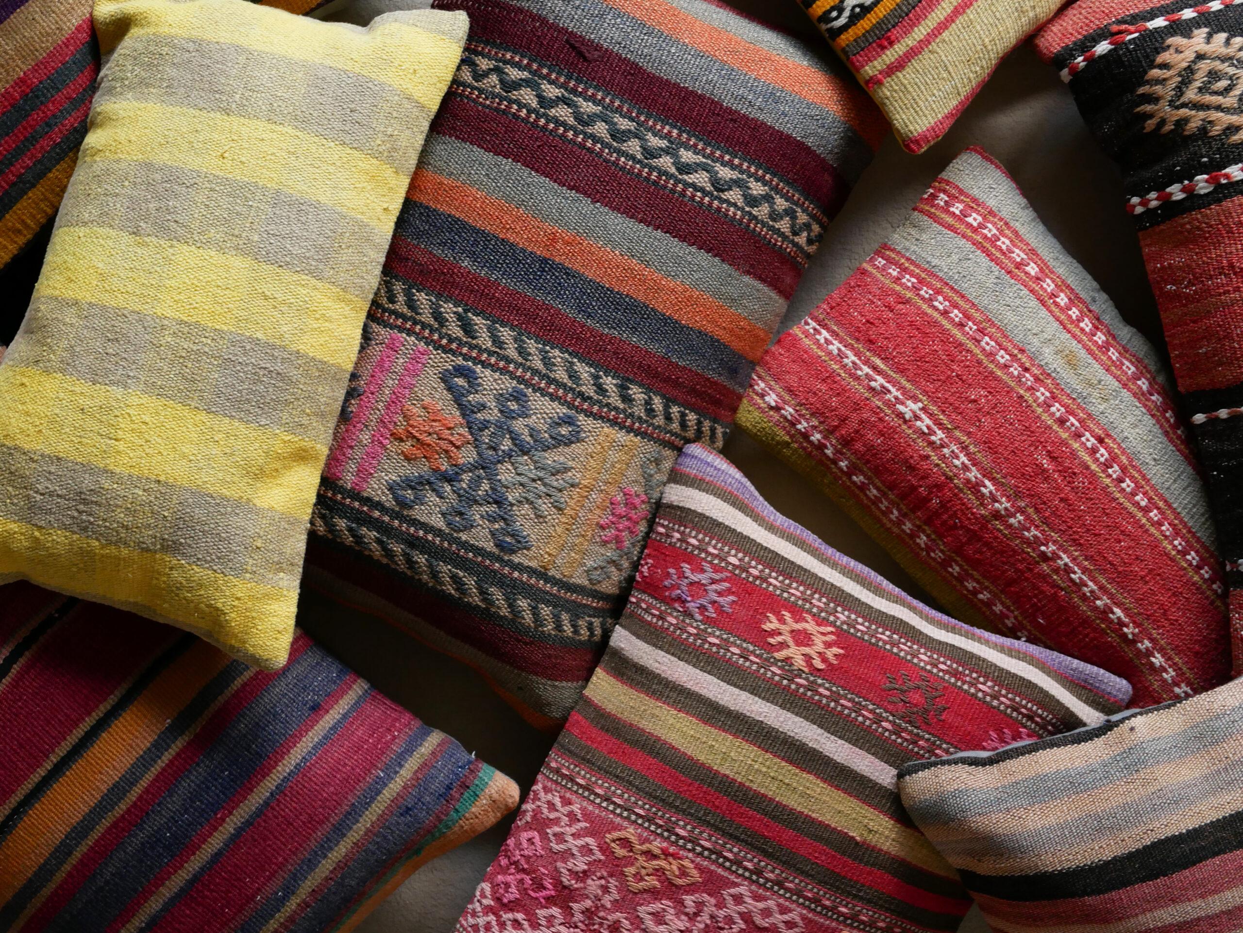 Kelim-Kissen 50 x 30 cm mit Streifen in Ziegelrot