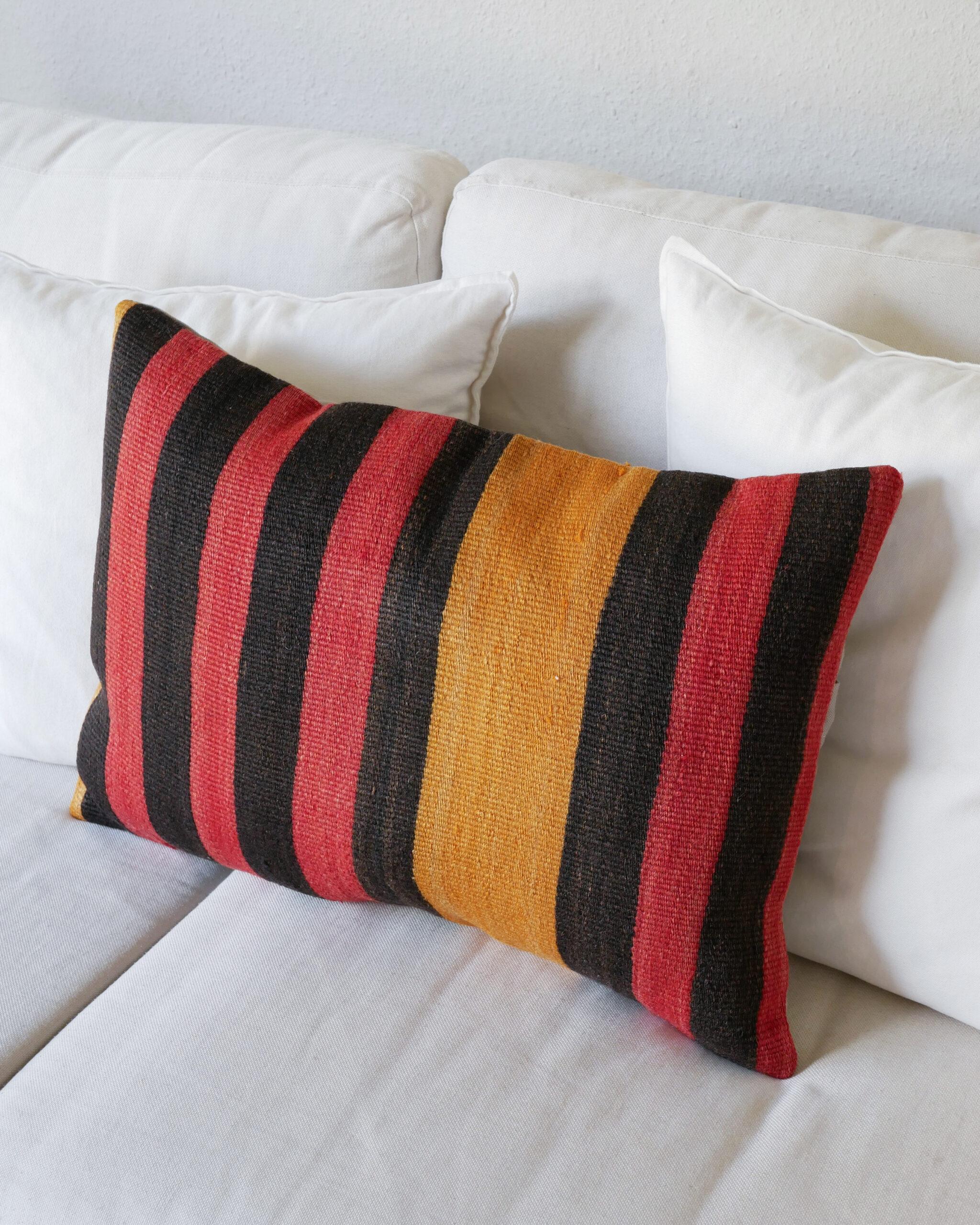 Kelim-Kissen 60 x 40 cm mit Streifen in Schwarz, Rot und Goldgelb