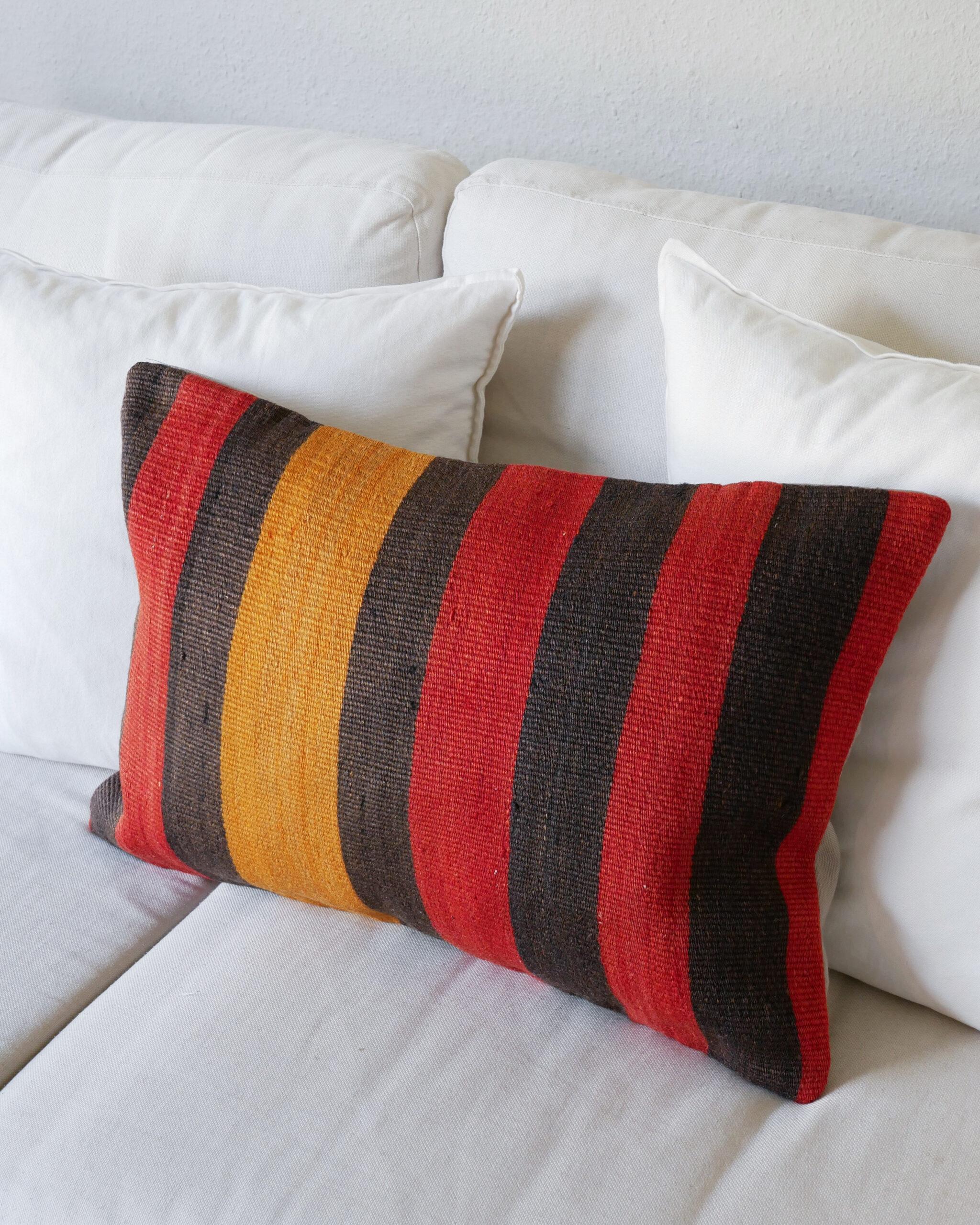 Kelim-Kissen 60 x 40 cm mit Streifen in Schwarz, Rot und Goldgelb