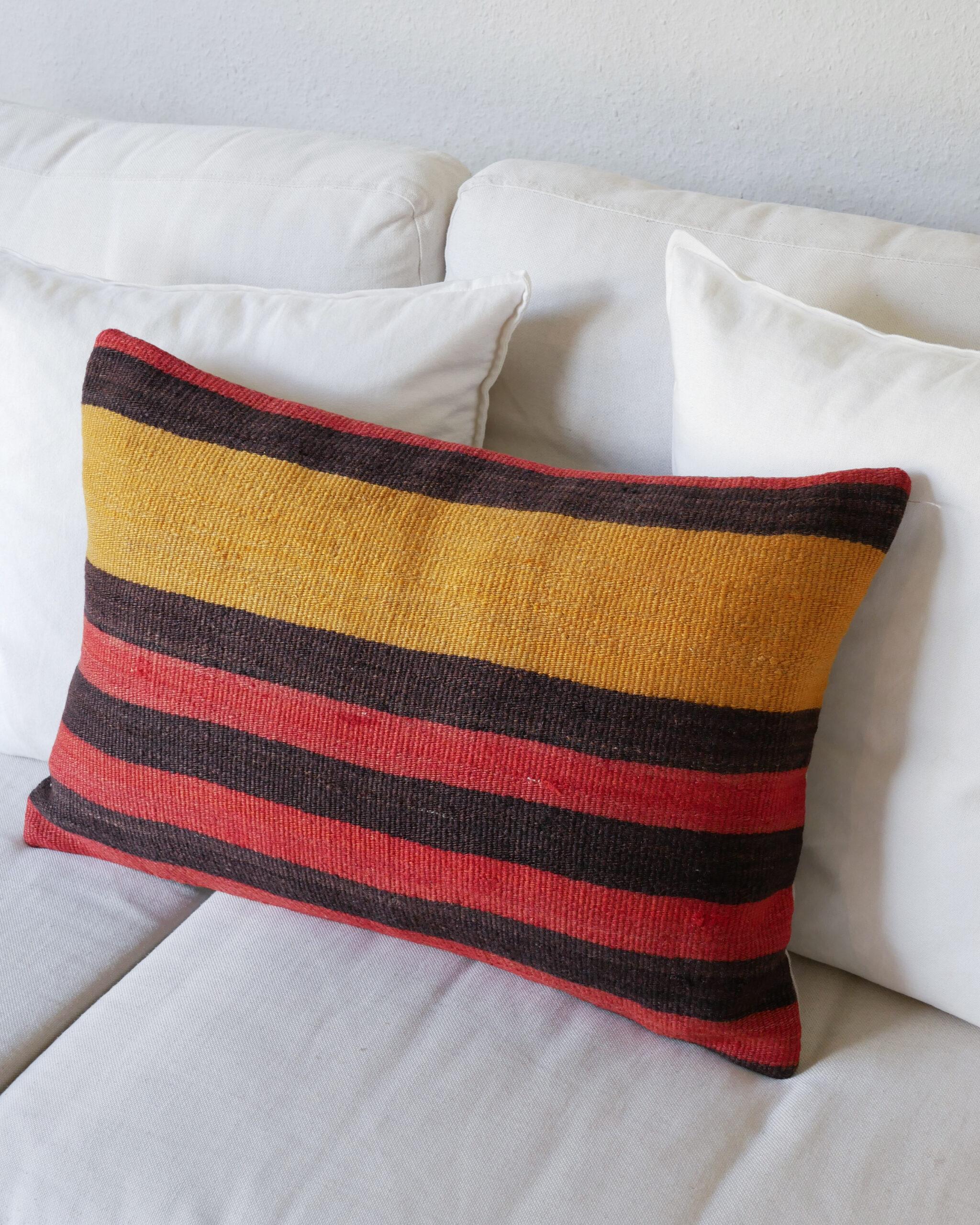 Kelim-Kissen 60 x 40 cm mit Streifen in Schwarz, Rot und Goldgelb