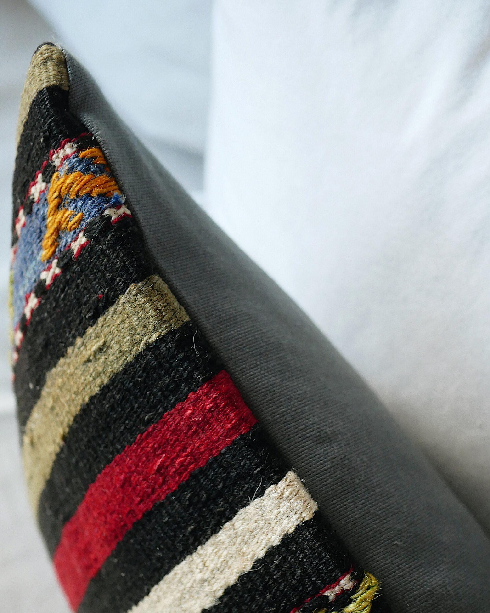 Kelim-Kissen 65 x 40 cm in Schwarz und Rot