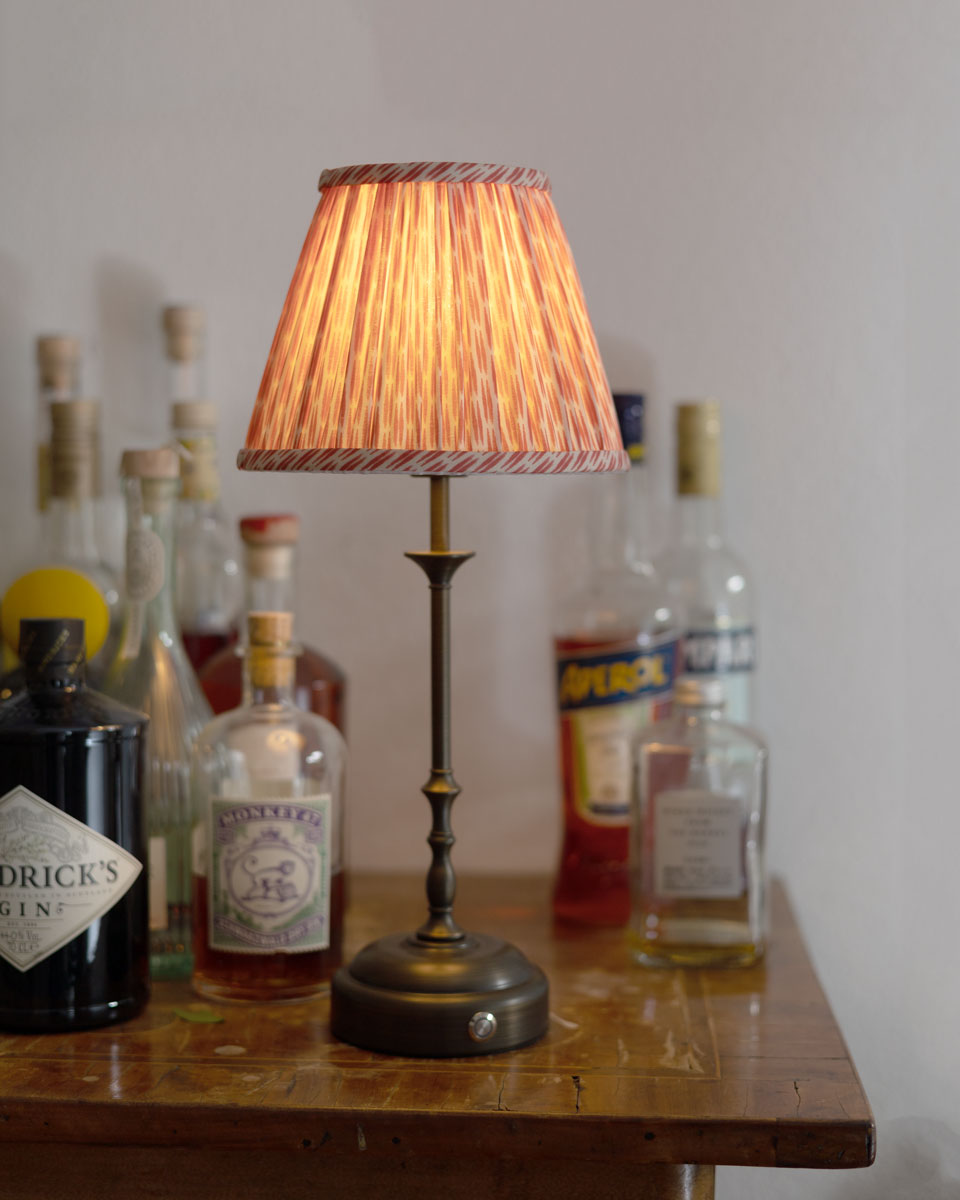 Akku Tischleuchte mit Ikatschirm - Rot