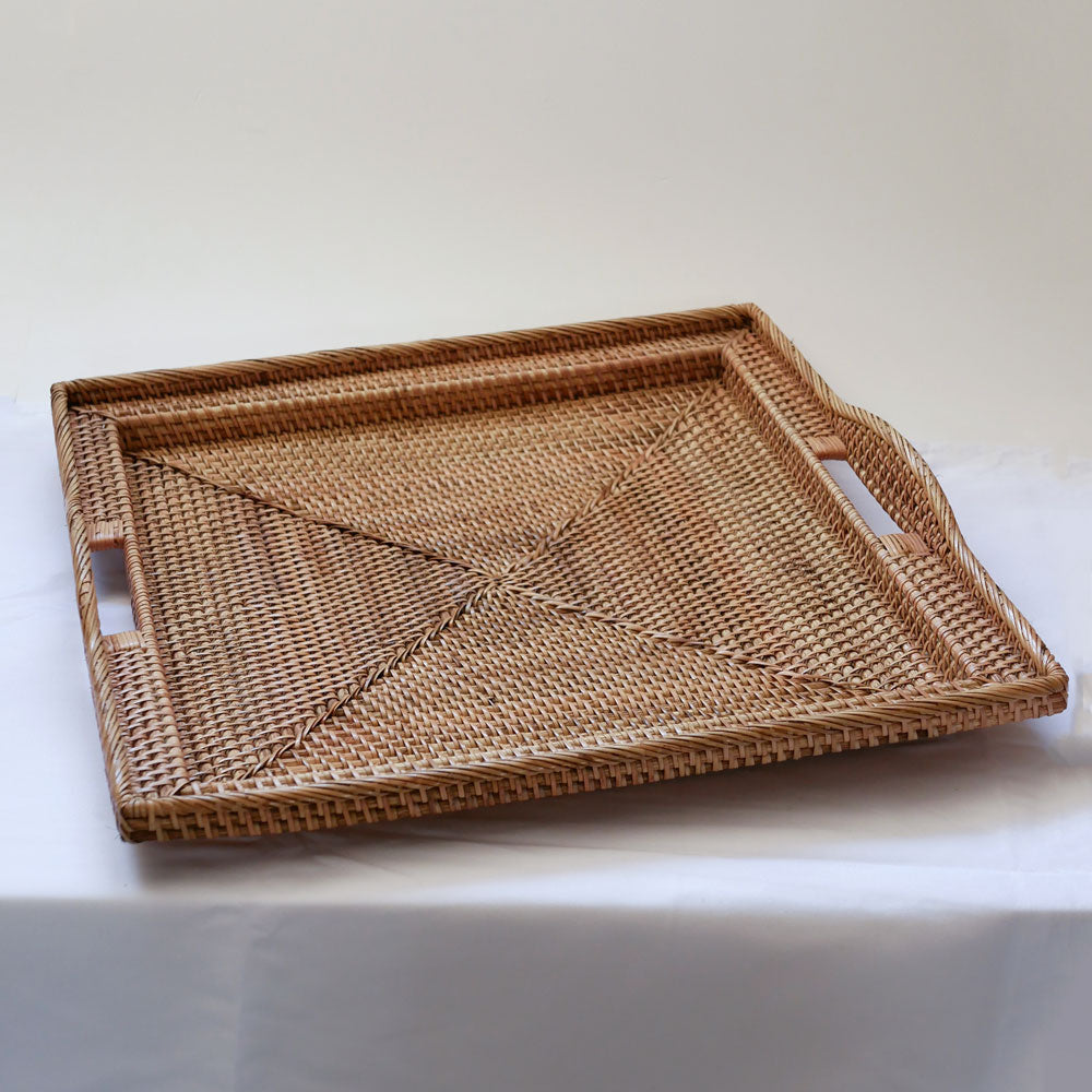Quadratisches Rattan-Tablett mit Griff 50x50cm