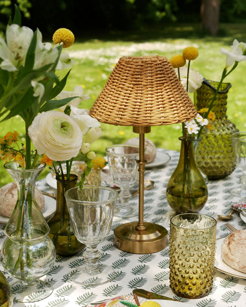 Akku Tischleuchte Gold mit Rattanschirm