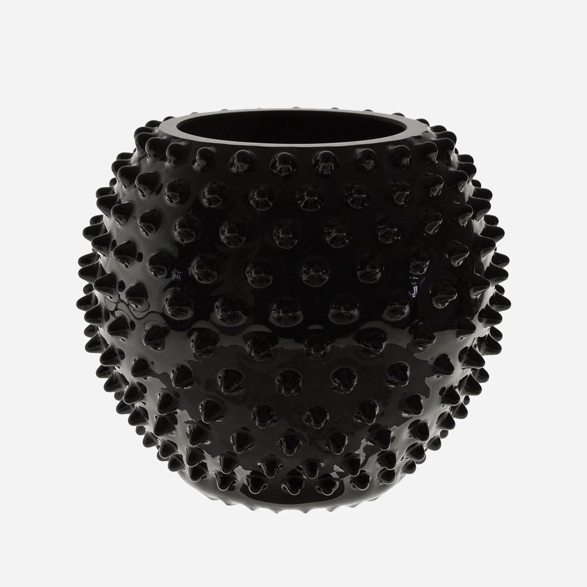Vase mit Noppen in Schwarz
