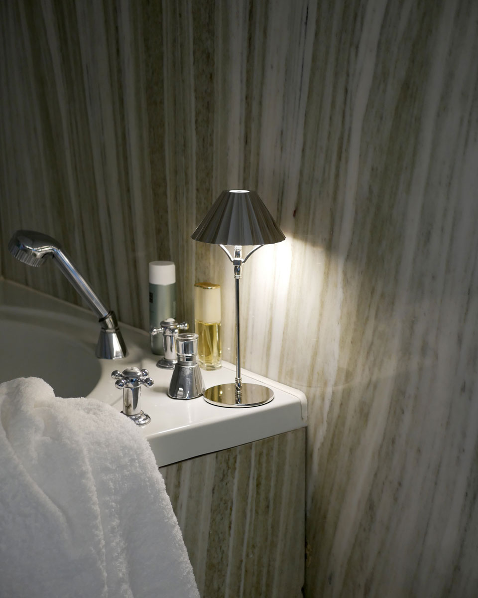 Akku Tischleuchte in Silber