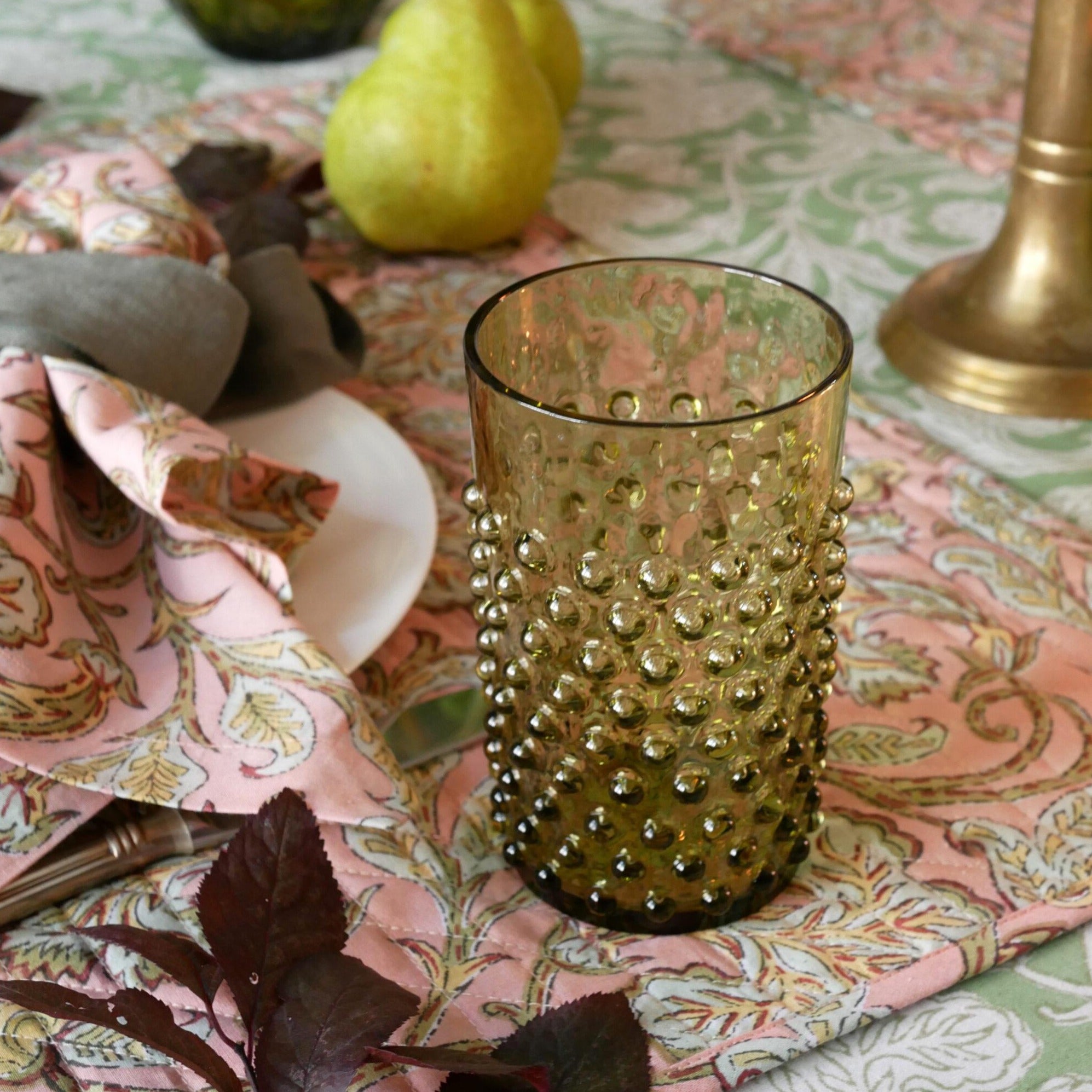 Wasserglas mit Noppen Olivgruen