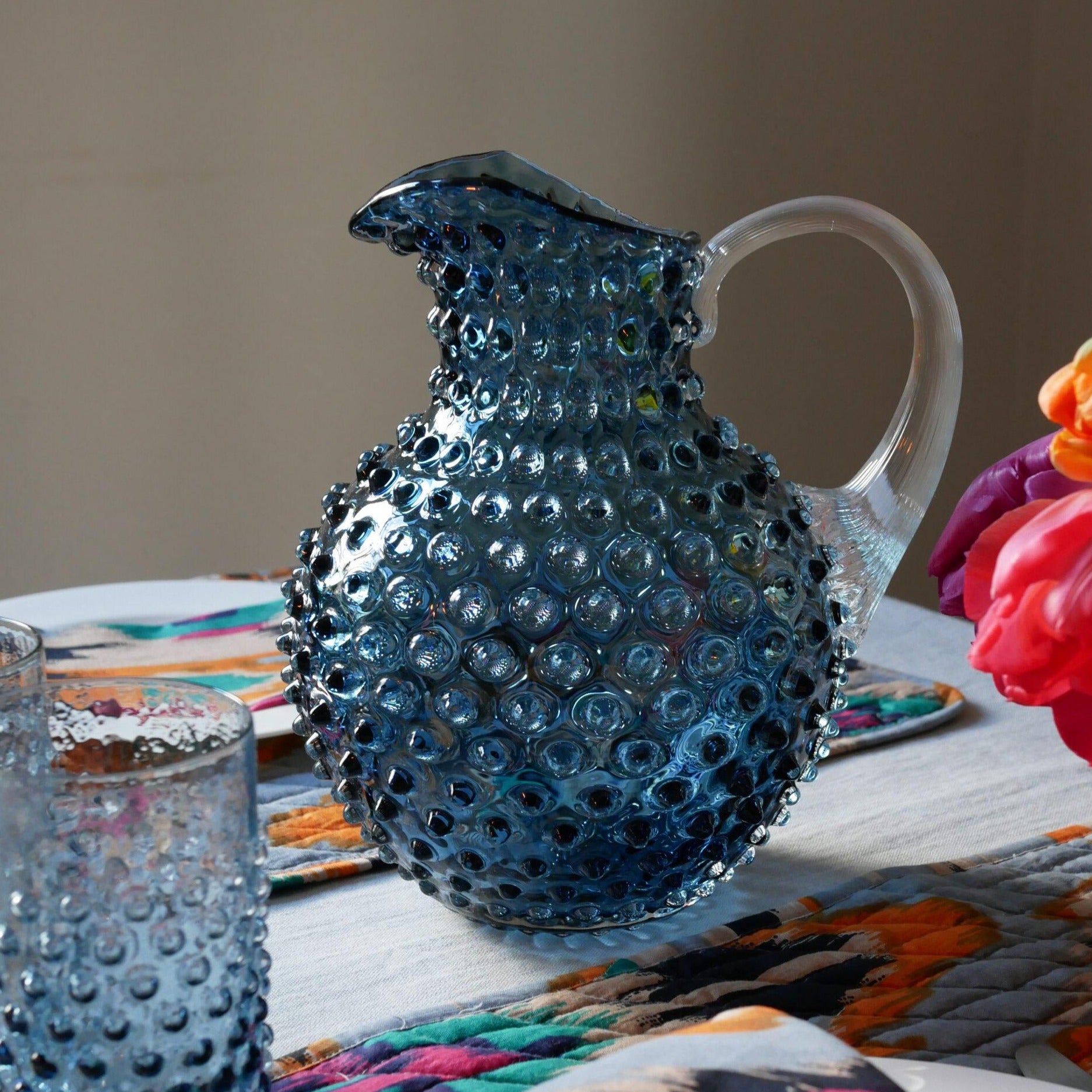 Krug mit Noppen in Rauchblau