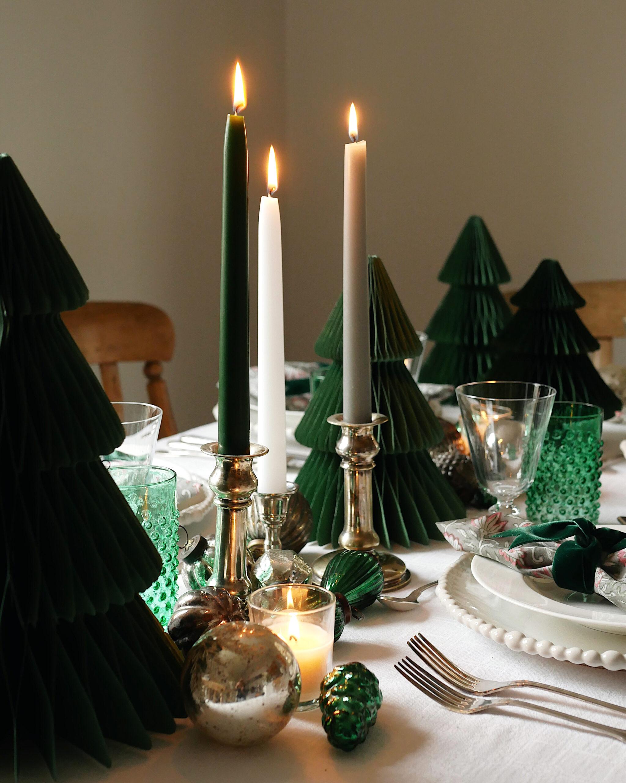 Weihnachtsbäume aus Wabenpapier - Creme