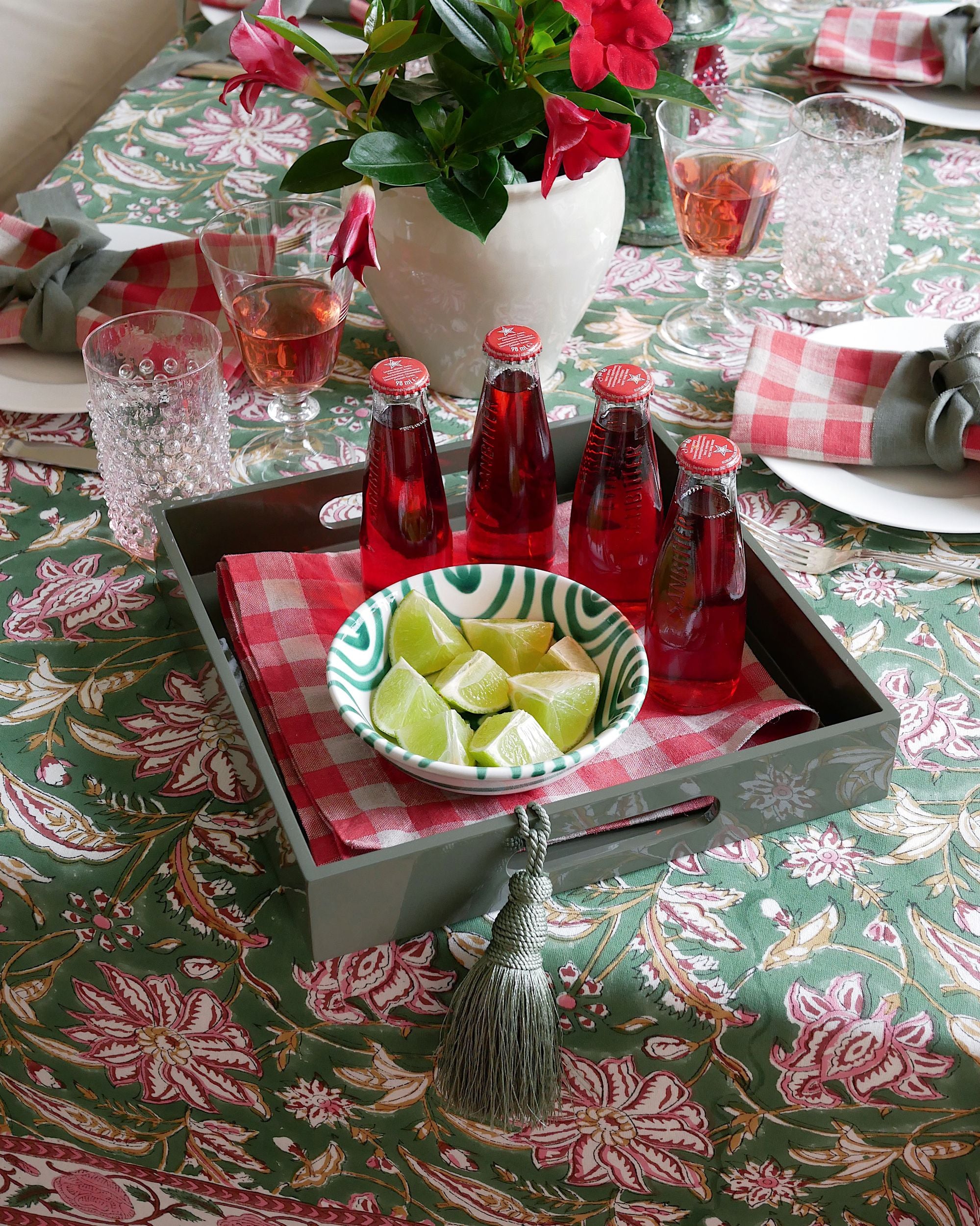 Lacktablett-Set quadratisch mit Griff & Quaste