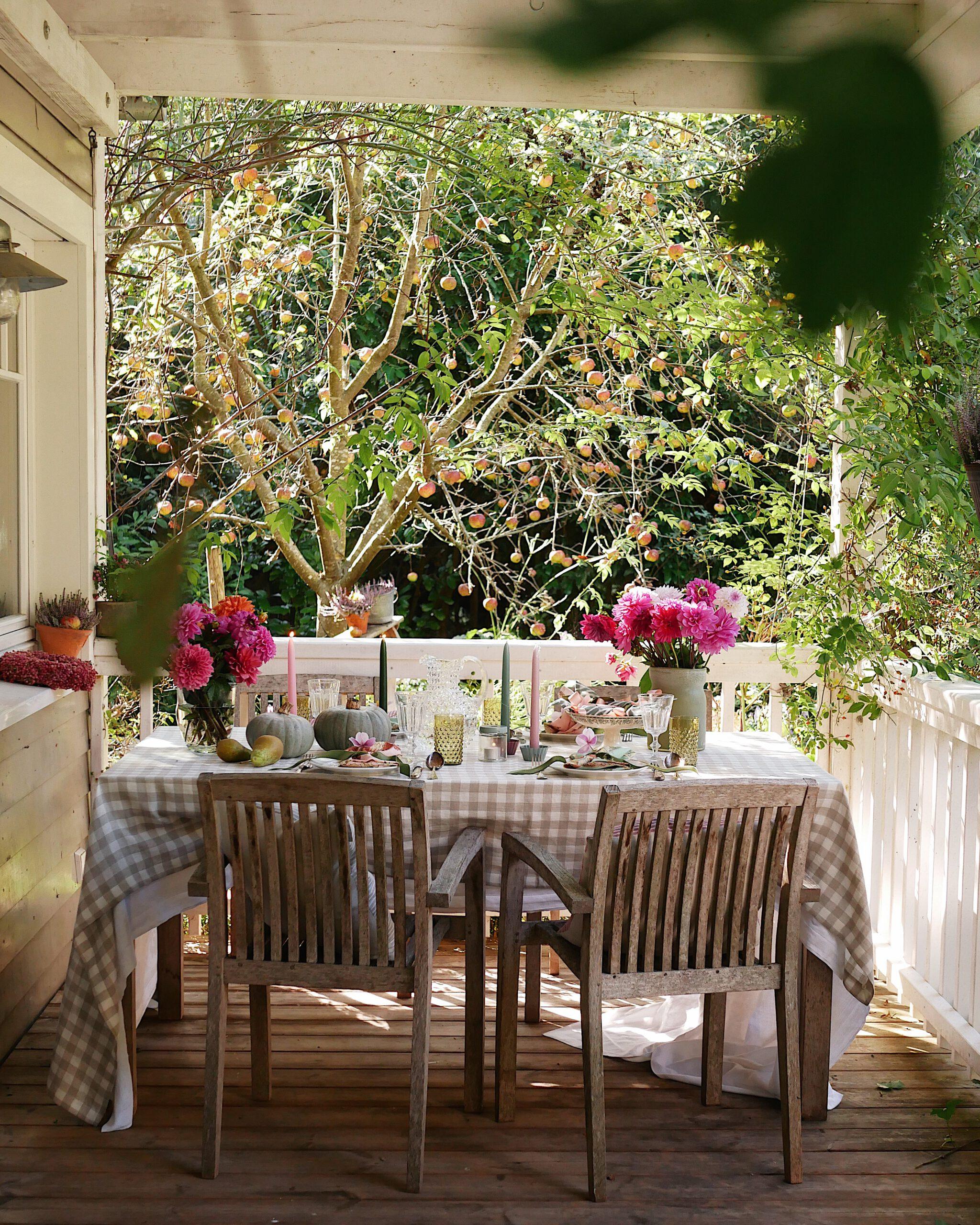Jetzt wird´s romantisch! - eine Herbsttafel auf der Terrasse des "Cottage Garten"