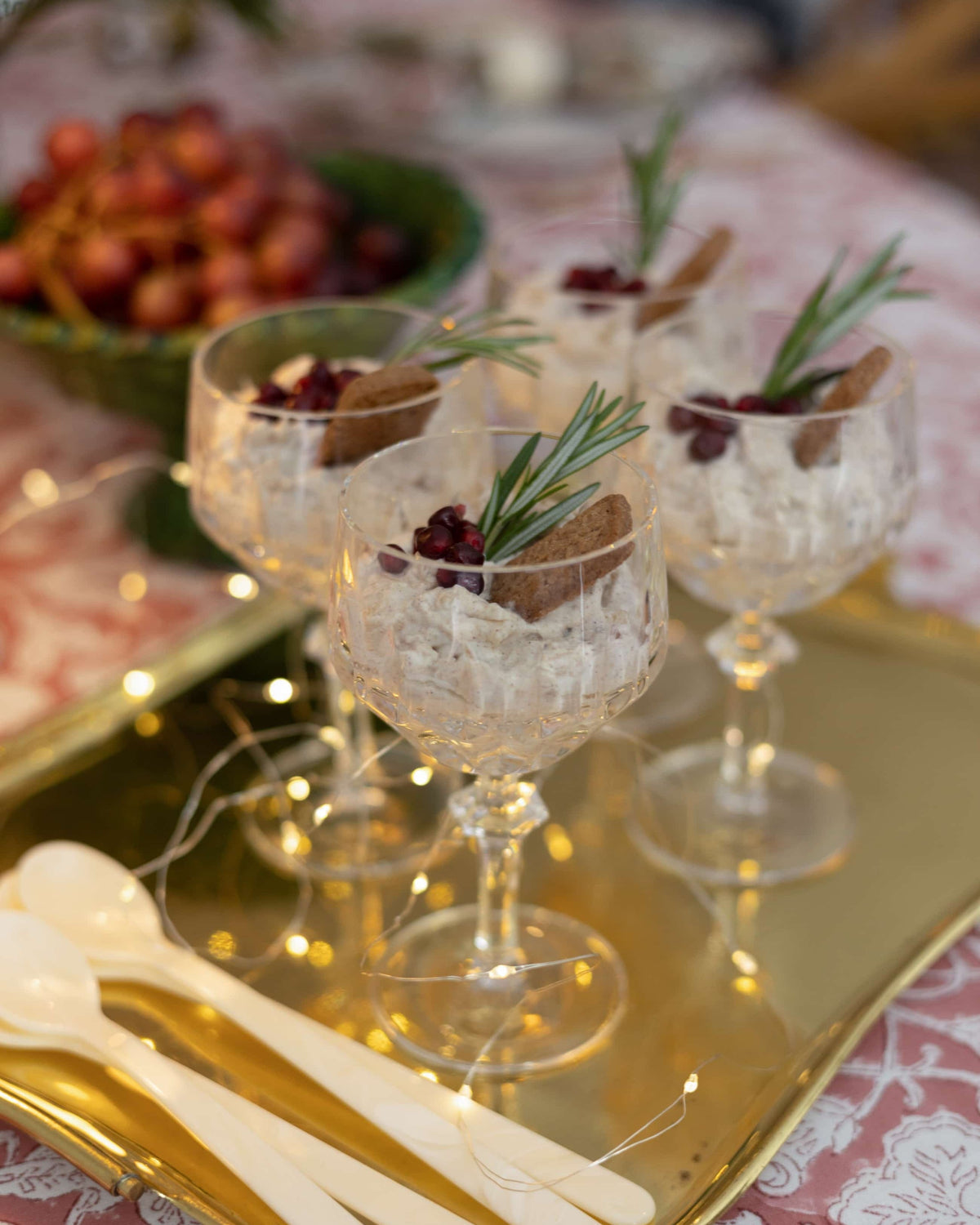 Glühwein-Quark im Glas – cremiges Weihnachtsdessert mit Lebkuchen, Cranberries und Rosmarin.