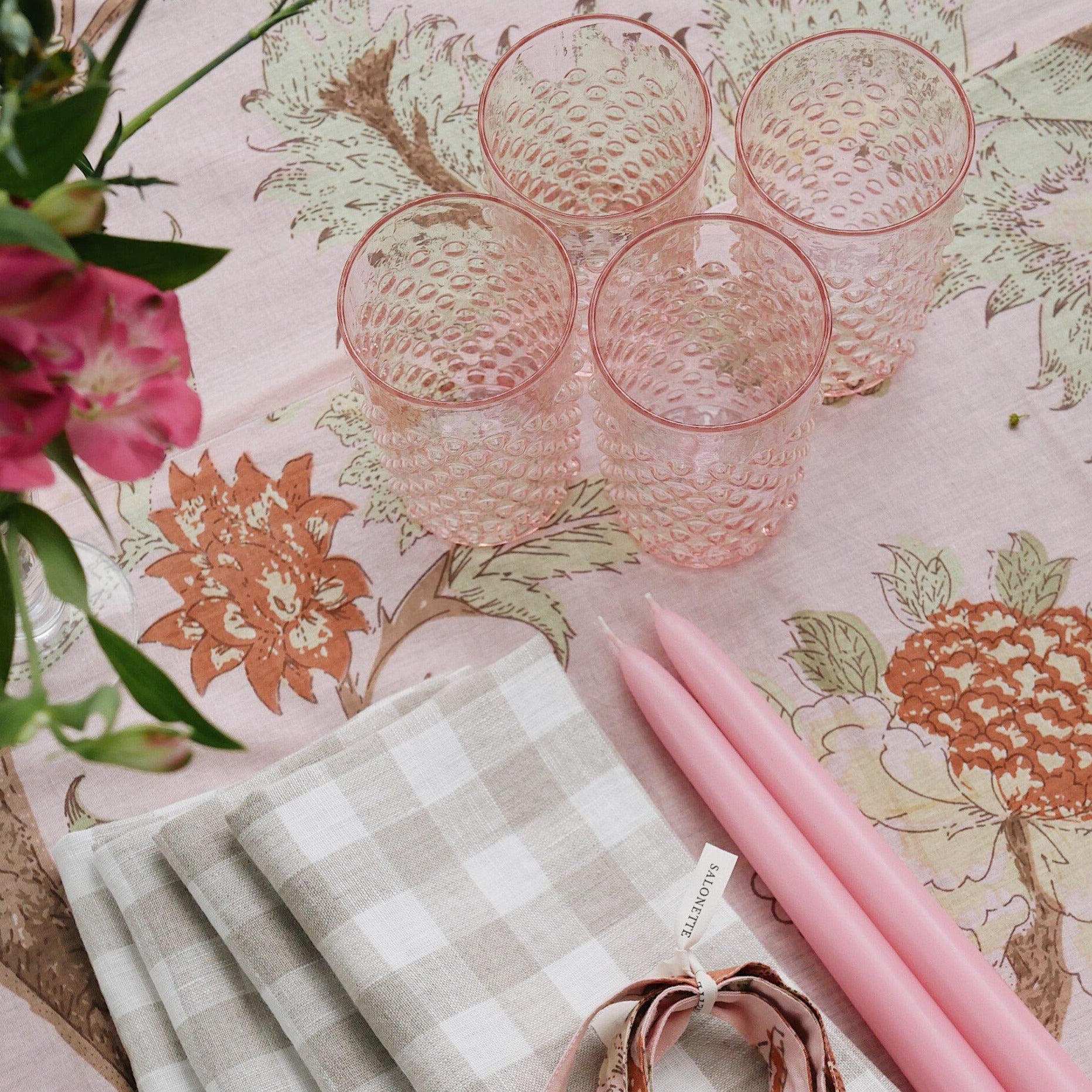 Wasserglas mit Noppen rosa