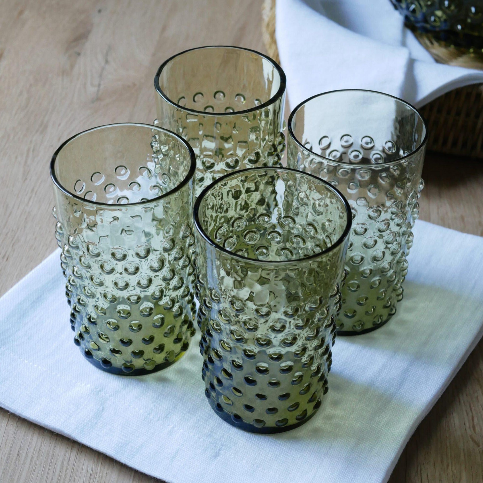 Wasserglas mit Noppen Olivgruen