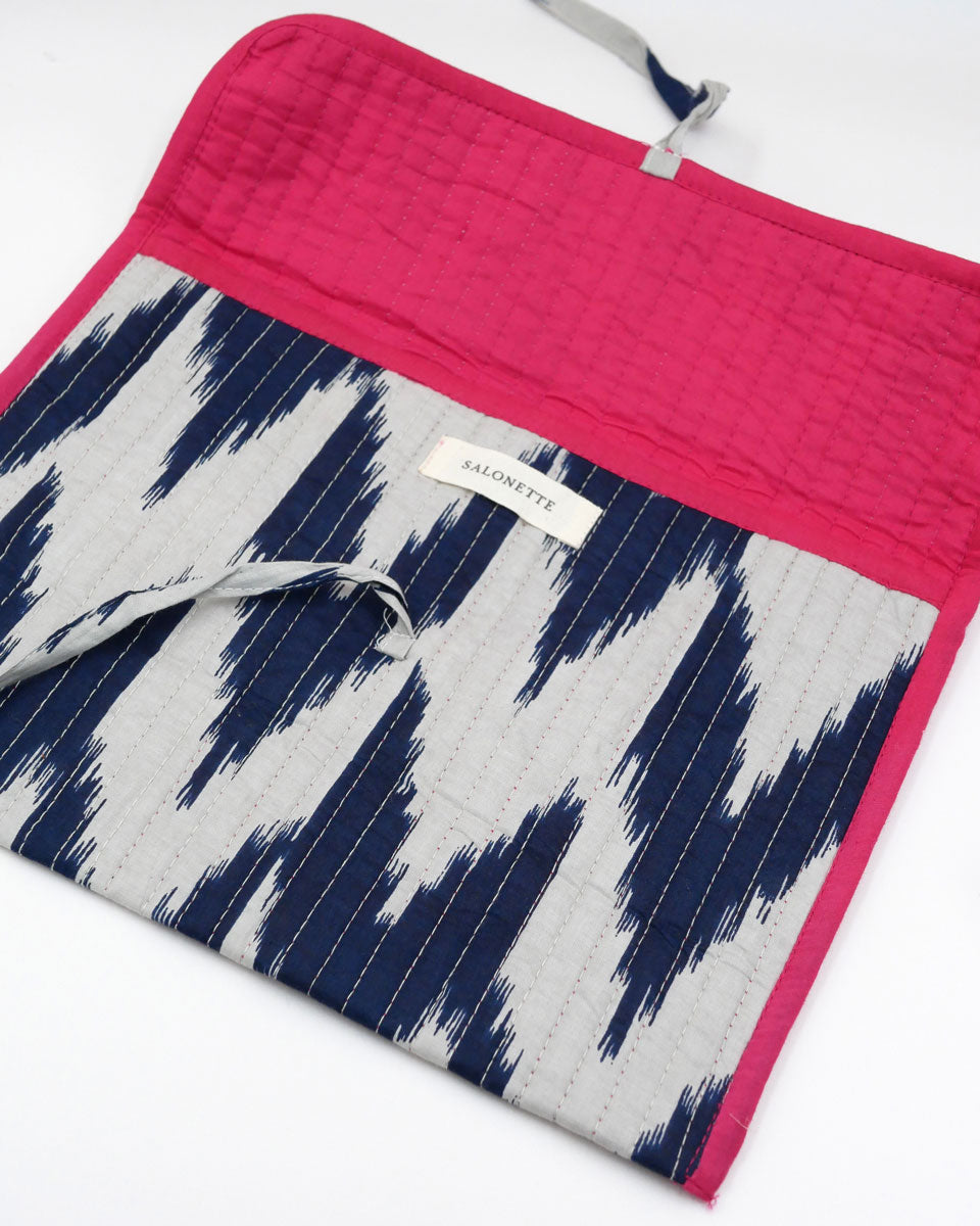 Pochette "Ikat" in navy und pink