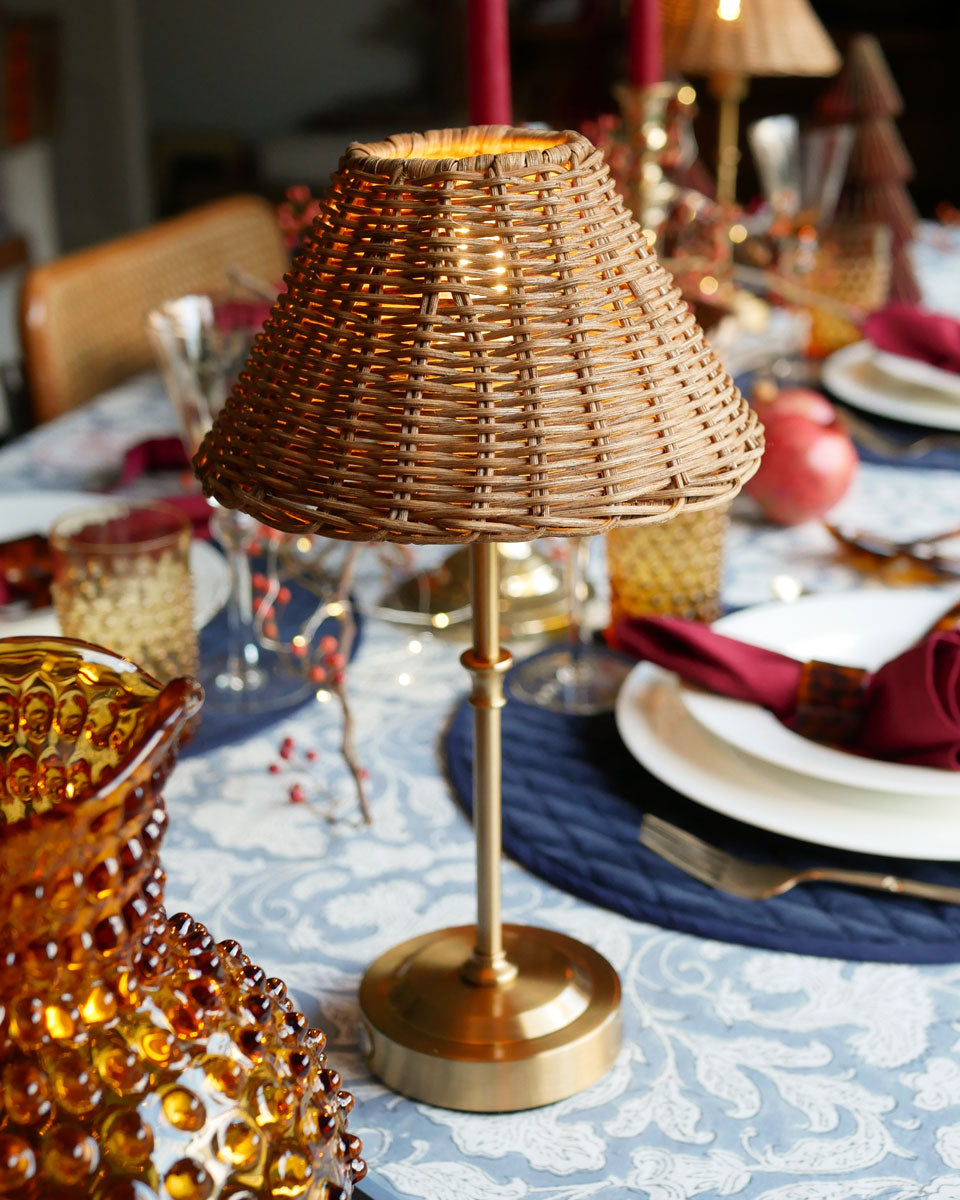 Akku Tischleuchte Gold mit Rattanschirm