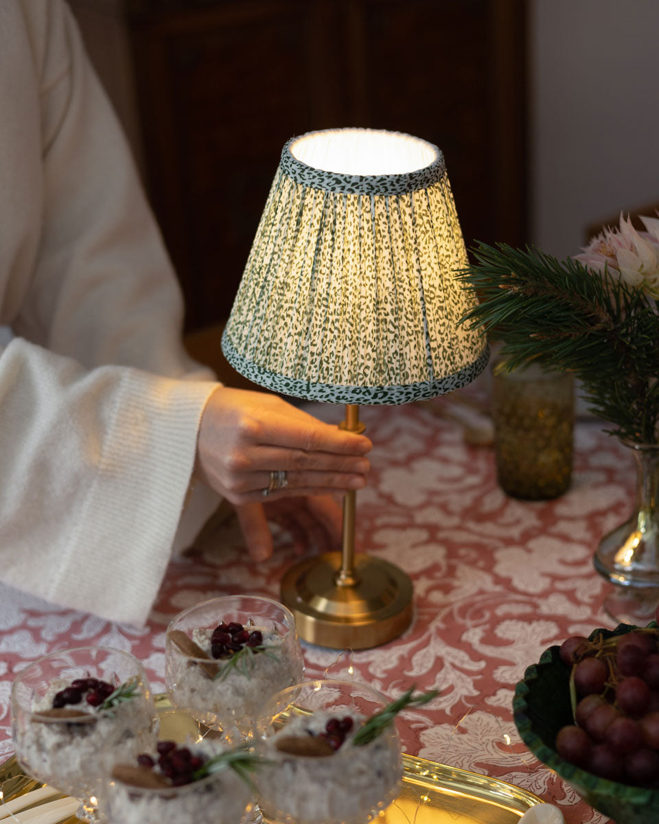 Akku Tischleuchte - gold und grün mit gemustertem Schirm