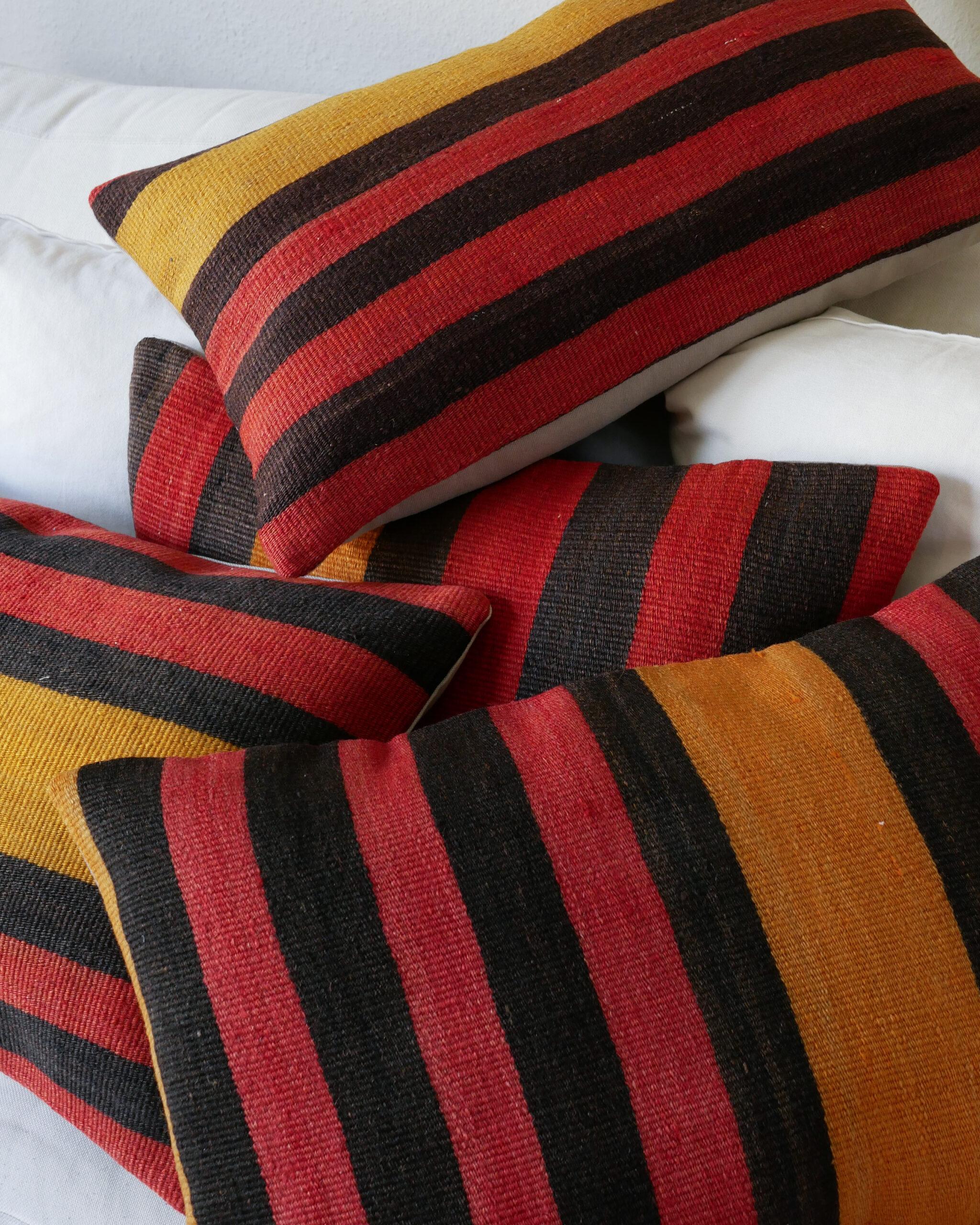 Kelim-Kissen 60 x 40 cm mit Streifen in Schwarz, Rot und Goldgelb