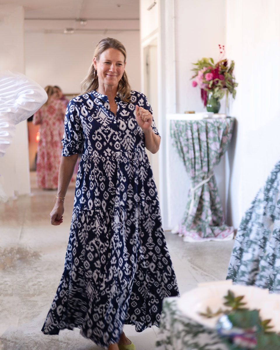 Maxikleid "Maxima" in dunkelblauem Ikat