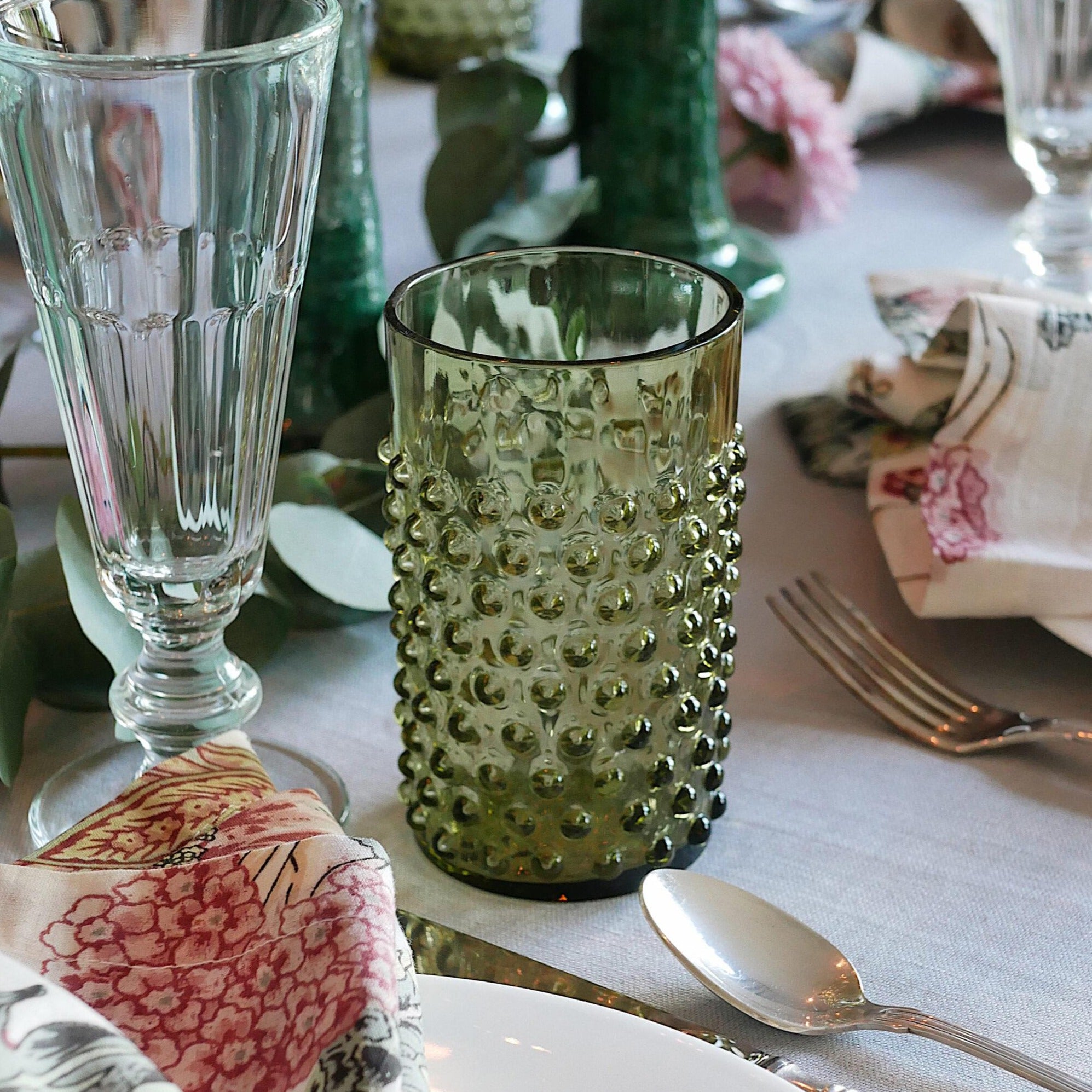 Wasserglas mit Noppen Olivgruen