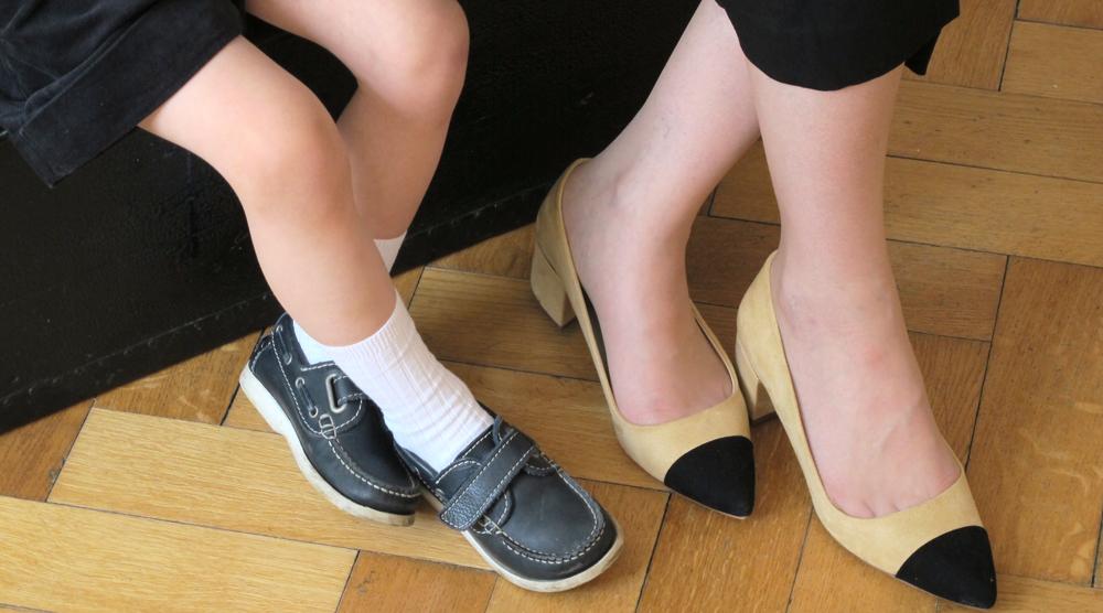 Fuesse von Mutter und Sohn mit schoenen Schuhen