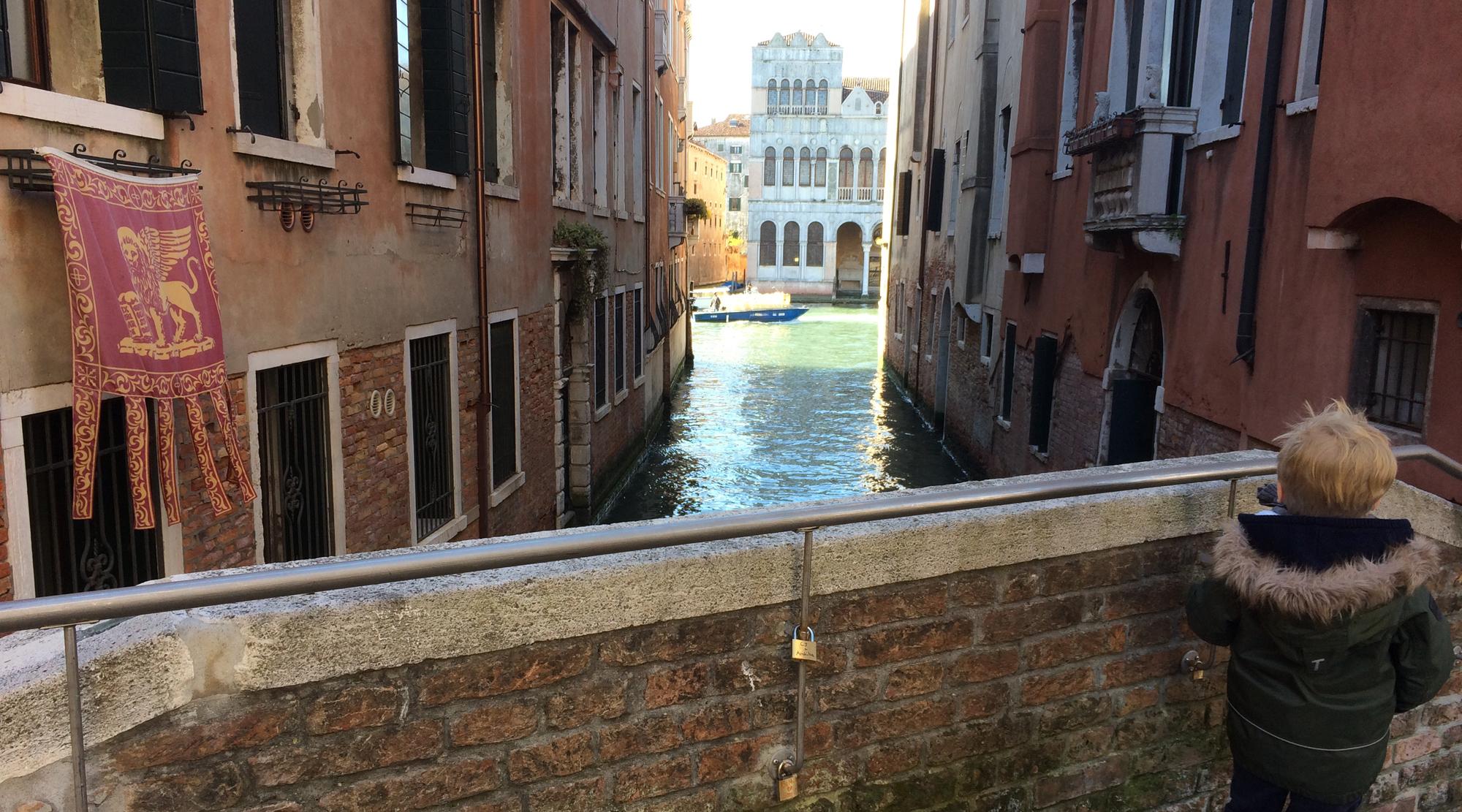 Venedig mit Kindern - Bruecke mit Fahne