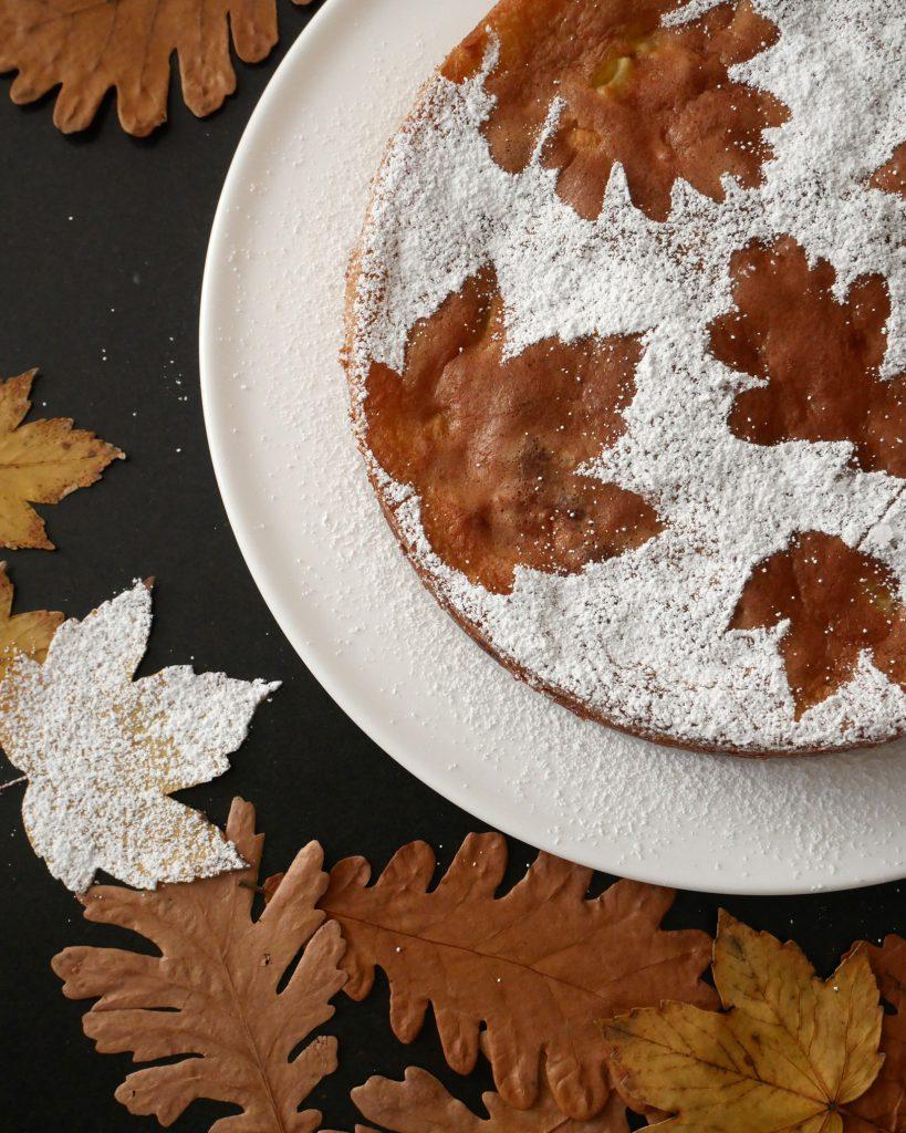 Franzoesischer Apfelkuchen - Deko mit Blatt und Puderzucker
